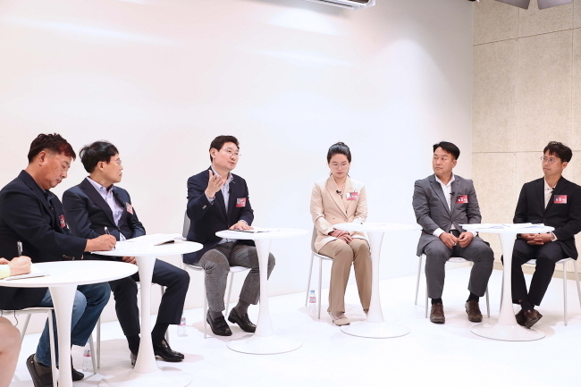 지난 19일 용인미디어센터에서 '글로벌반도체 중심, 용인의 미래'를 주제로 열린 '시민과의 열린대화'에 참석한 이상일 용인특례시장과 패널들의 모습(사진=용인시 제공)