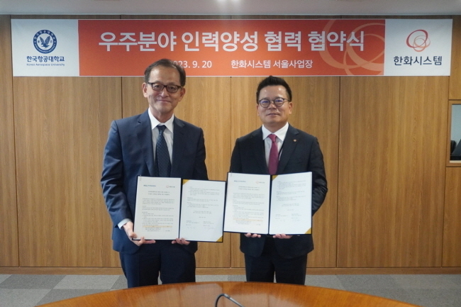 왼쪽부터 허희영 한국항공대 총장과 어성철 한화시스템 대표이사가 협약식에서 기념 촬영을 하고 있다.(사진=한화시스템 제공)