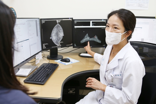 <strong>서울아산병원 유방외과 김희정 교수가 젊은 호르몬 양성 유방암 환자를 진료하고 있다. (사진=서울아산병원 제공)</strong>