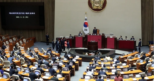 더불어민주당 의원들이 21일 오후 서울 여의도 국회 본회의장에서 열린 제410회국회(정기회) 제8차 본회의에서 김진표 국회의장에게 항의하고 있다.(사진=뉴시스 제공)