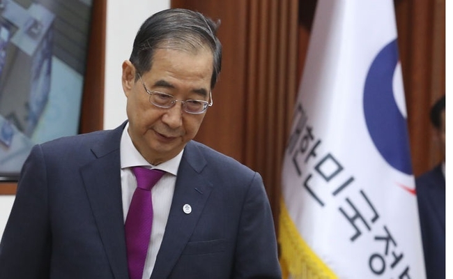한덕수 국무총리가 21일 서울 종로구 정부서울청사에서 열린 국정 현안 관계 장관회의에 참석하고 있다. 이날 국회에서는 여야가 본회의에서 한덕수 국무총리 해임건의안을 표결한 예정이다.(사진=뉴시스 제공)