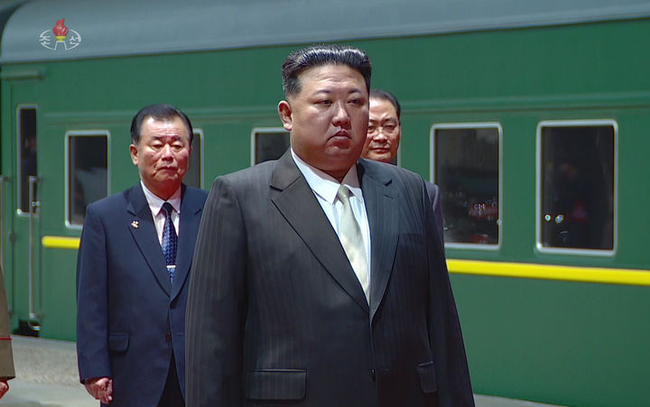 북한 조선중앙TV는 러시아 방문 일정을 마친 김정은 국무위원장이 19일 평양에 도착했다고 20일 보도했다. (사진=조선중앙TV 캡쳐/사진=뉴시스 제공)