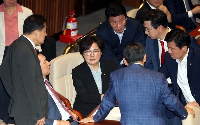 21일 오후 서울 여의도 국회 본회의장에서 열린 제410회국회(정기회) 제8차 본회의에서 이재명 더불어민주당 대표의 체포동의안이 가결되자 김기현 국민의힘 대표를 비롯한 의원들이 이야기를 나누고 있다.(사진=뉴시스 제공)