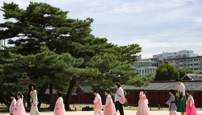 선선한 가을 날씨를 보인 21일 오전 서울 종로구 창경궁 (사진=뉴시스 제공)