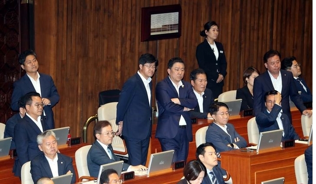 21일 오후 서울 여의도 국회 본회의장에서 열린 제410회국회(정기회) 제8차 본회의에서 이재명 더불어민주당 대표 체포동의안이 가결되자 민주당 의원들이 심각한 표정을 짓고 있다. (사짅=뉴시스 제공)