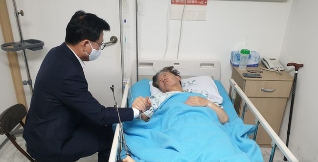  박광온 더불어민주당 원내대표가 21일 오전 서울 중랑구 녹색병원에서 이재명 대표를 만나고 있다. (사진=뉴시스 제공)
