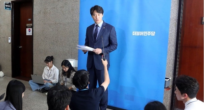 더불어민주당 원내대표 선거관리위원인 한준호 의원이 22일 오후 서울 여의도 국회에서 '원내대표 선거관리위원회' 결과 브리핑을 하고 있다. (사진=뉴시스 제공)