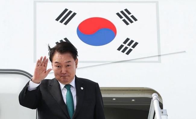 미국 순방 일정을 마치고 귀국하는 윤석열 대통령이 지난 22일(현지시간) 뉴욕 JFK 국제공항에 도착해 공군 1호기 탑승에 앞서 인사하고 있다. (사진=뉴시스 제공)
