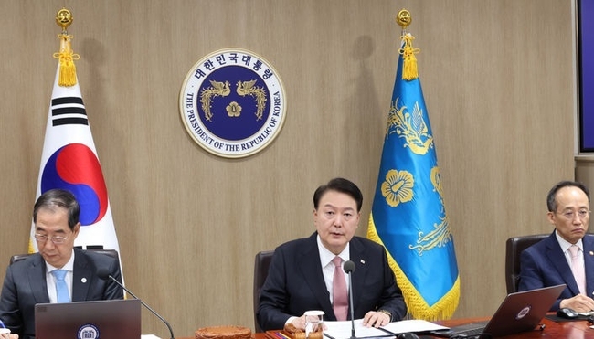 윤석열 대통령이 25일 서울 용산 대통령실 청사에서 국무회의를 주재하고 있다.(사진=뉴시스 제공)