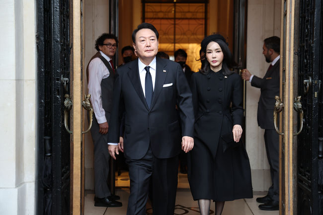 2022년 9월 19일(현지시간) 윤석열 대통령과 부인 김건희 여사가 런던 웨스트민스터 사원에서 치러지는 고 엘리자베스 2세 여왕 국장에 참석하기 위해 호텔을 나서고 있다.(사진=뉴시스 제공)