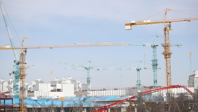 6일간의 추석 연휴를 즐기는 직장인들이 대부분이지만 상당수 직장인은 임시휴일인 2일에 출근하는 것으로 드러났다.