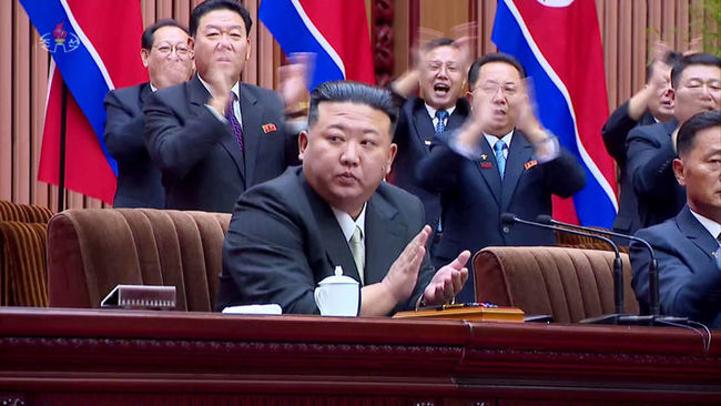북한 김정은 국무위원장이 지난 26~27일 평양 만수대의사당에서 열린 최고인민회의에 참석한 모습을 28일 조선중앙TV가 보도하고 있다. 북한은 회의에서 핵무력 정책을 헌법화했다. (사진=조선중앙TV 캡쳐/뉴시스 제공)