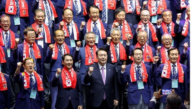 윤석열 대통령이 4일 서울 송파구 올림픽공원 올림픽홀에서 열린 향군 창설 제71주년 기념식 및 전국 읍·면·동회장 총력안보 결의대회에서 기념촬영하고 있다. (사진=뉴시스 제공)