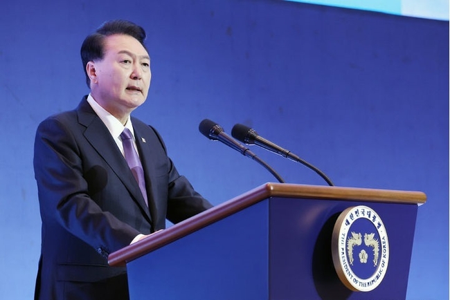  윤석열 대통령이 5일 서울 송파구 롯데호텔 월드에서 열린 '2023 세계한인회장대회 및 제17회 세계한인의 날 기념식'에서 축사하고 있다. (사진=뉴시스 제공)