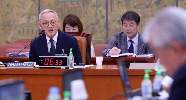 유인촌 문화체육관광부 장관 후보자가 5일 오전 서울 여의도 국회에서 열린 인사청문회에서 의원 질의에 답변하고 있다.(사진=뉴시스 제공)