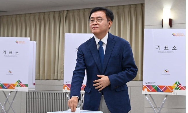 진교훈 더불어민주당 강서구청장 후보가 6일 오전 서울 강서구청 대회의실에 마련된 10.11 강서구청장 보궐선거 화곡 제6동 사전투표소에서 투표를 하고 있다.(사진=뉴시스 제공)