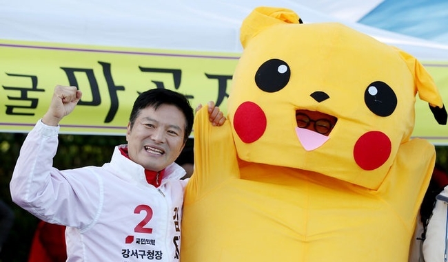  김태우 국민의힘 강서구청장 후보가 지난 5일 오전 인천 계양구 강서개화축구장에서 열린 강서부동산연합협동조합 한마음 체육대회에서 유세활동을 하고 있다.(사진=뉴시스 제공)