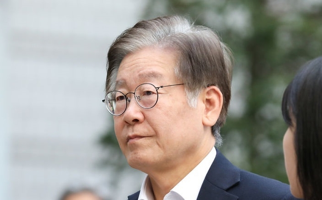 이재명 더불어민주당 대표가 6일 오전 서울 서초구 서울중앙지법에서 열린 '대장동 배임 및 성남FC 뇌물 의혹' 관련 1차 공판에 출석하고 있다. (사진=뉴시스 제공)
