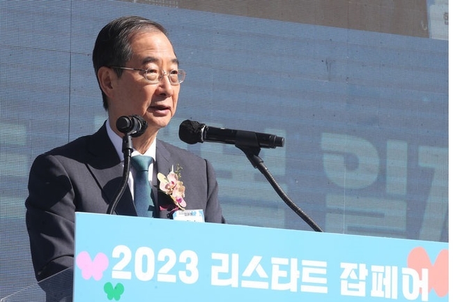 한덕수 국무총리가 지난 5일 오전 서울 종로구 광화문 광장에서 열린 2023 리스타트 잡페어에 참석해 축하를 하고 있다. (사진=뉴시스 제공)