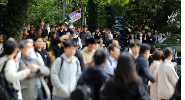 지난 7일 서울 마포구 홍익대학교에서 2024학년도 수시모집 자연계열 논술고사를 마친 수험생들과 학부모들이 이동하고 있다. (사진-뉴시스 제공)