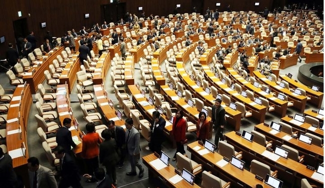  지난 6일 오후 서울 여의도 국회 본회의장에서 열린 제410회국회(정기회) 제9차 본회의에서 이균용 대법원장 임명동의안이 부결되자 국민의힘 의원들이 회의장을 나가고 있다. (사진=뉴시스 제공)
