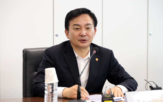 원희룡 국토교통부 장관이 지난달 5일 서울 용산구 한국인터넷광고재단 부동산광고시장감시센터에서 관리비 투명화 방안 추진상황 점검 및 중개플랫폼의 개선서비스 확인 등을 논의하는 소규모주택 관리비 투명화 방안 이행상황 점검회의에 참석해 모두발언을 하고 있다.