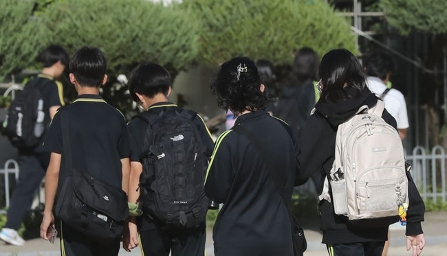  지난달 8일 오전 서울 서대문구 연희중학교 학생들이 2학기 첫 등교를 하고 있다. 위 사진은 기사와 무관함 (사진=뉴시스 제공)