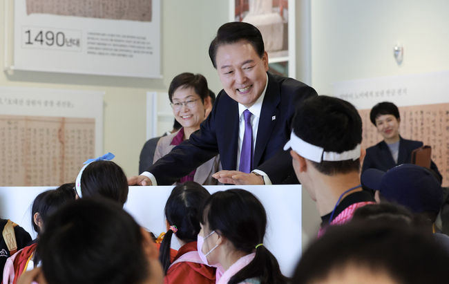 윤석열 대통령이 지난 5일 서울 용산구 국립한글박물관을 방문해 아이들과 대화하고 있다.