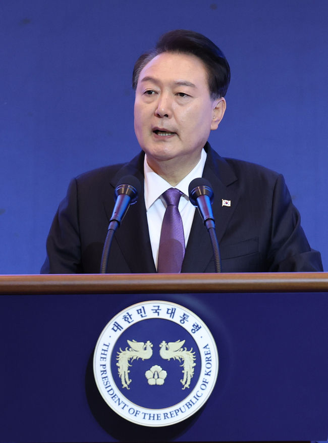 윤석열 대통령이 지난 5일 서울 송파구 롯데호텔 월드에서 열린 ‘2023 세계한인회장대회 및 제17회 세계한인의 날 기념식’에서 축사하고 있다.