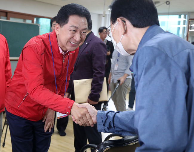 김기현 국민의힘 당 대표가 지난 6일 오전 서울 강서구 화곡푸르지오아파트 경로당에서 열린 ‘동대표·부녀회·노인회장단 간담회’에서 참석자와 인사하고 있다.