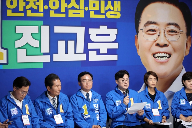 홍익표 더불어민주당 원내대표가 4일 오전 서울 강서구 진교훈 강서구청장 후보 선거사무실에서 열린 강서 현장 최고위원회의에서 발언하고 있다.(사진=뉴시스 제공)