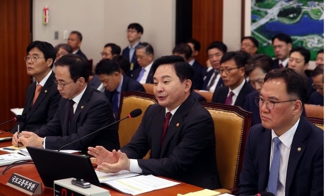 원희룡 국토교통부 장관이 10일 오전 서울 여의도 국회에서 열린 국토교통위원회 국정감사에서 의원들의 질의에 답변하고 있다. (사진=뉴시스 제공)