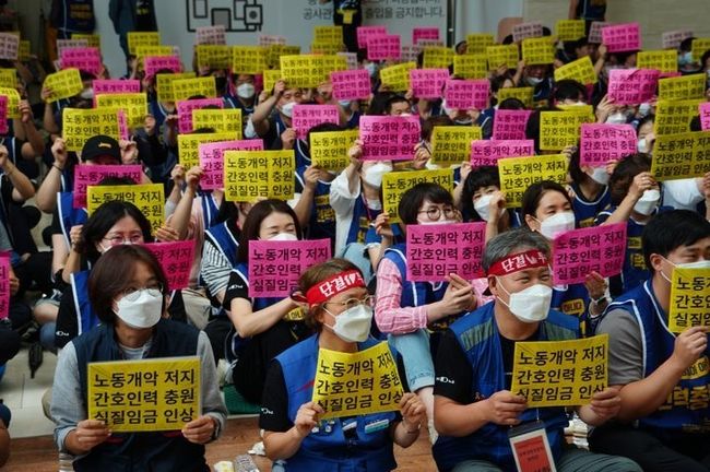 21일 칠곡경대병원에서 경북대병원노조가 임단협 투쟁승리 결의대회를 열고 구호를 외치고 있다. (사진 = 경북대병원노조 제공) 