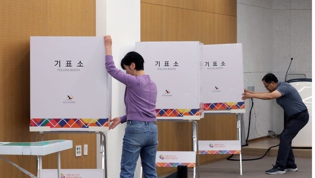 서울 강서구청장 보궐선거 본투표일을 하루 앞둔 10일 오전 강서구선거관리위원회 직원들이 서울 강서구 서울식물원 2층 보타닉홀에 가양제1동8투표소를 설치하고 있다. (사진=뉴시스 제공)
