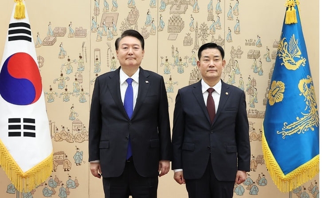  윤석열 대통령이 11일 서울 용산 대통령실 청사에서 신원식 국방부 장관에게 임명장을 수여한 뒤 기념촬영하고 있다. (사진=뉴시스 제공)