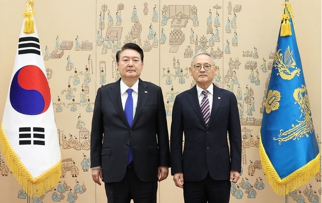 윤석열 대통령이 11일 서울 용산 대통령실 청사에서 유인촌 문화체육관광부 장관에게 임명장을 수여한 뒤 기념촬영하고 있다.(사진=뉴시스 제공)