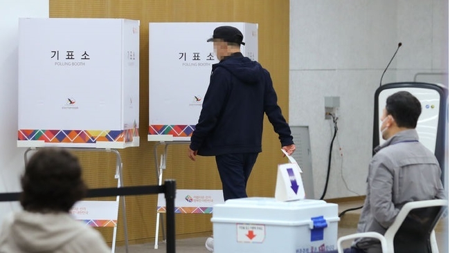 10·11 서울 강서구청장 보궐선거 투표일인 11일 서울 강서구 서울식물원 2층 보타닉홀에 차려진 가양제1동8투표소에서 강서구민이 투표를 하고 있다.(사진=뉴시스 제공)