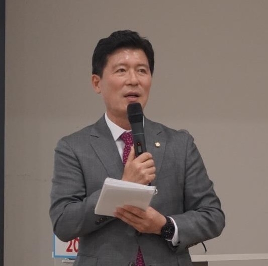 구자근 국민의힘 국회의원(구미시갑)이 지난 5월 2일 오후 경북 구미시 새마을운동테마공원 다목적홀에서 '2023 의정보고회'를 진행하고 있다. (사진=구자근 의원실 제공) 