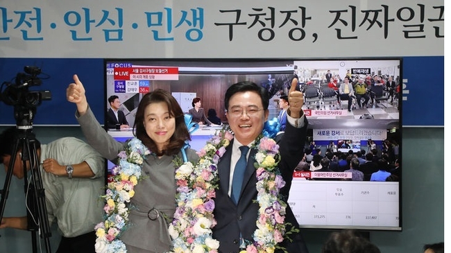 강서구청장 보궐선거 당선이 확실시 된 진교훈 더불어민주당 후보가 11일 서울 강서구 소재 선거캠프에서 승리를 자축하고 있다. (사진=뉴시스 제공)