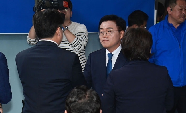 강서구청장 보궐선거 당선이 확실시 된 진교훈 더불어민주당 후보가 11일 서울 강서구 소재 선거캠프에서 당 지도부와 인사를 나누고 있다. (사진=뉴시스 제공)