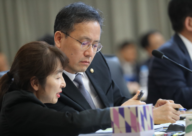 이형일 통계청장이 12일 대전시 서구 정부대전청사에서 열린 국회 기획재정위원회의 국정감사에서 서운주 사회통계국장과 답변자료를 보고 있다.(사진=뉴시스 제공)