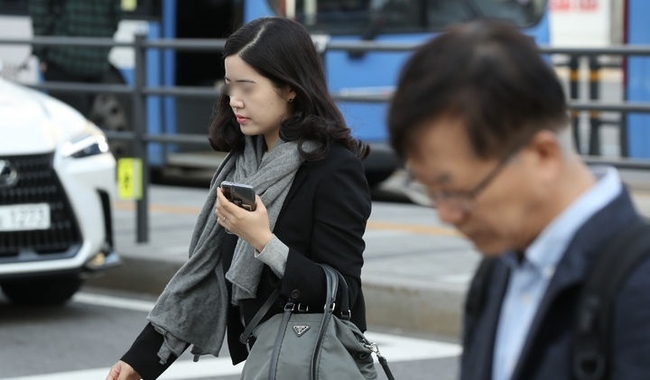 일교차 큰 가을 날씨가 계속되는 지난 11일 서울 종로구 세종대로에서 시민들이 출근길에 나서고 있다.(사진=뉴시스 제공)