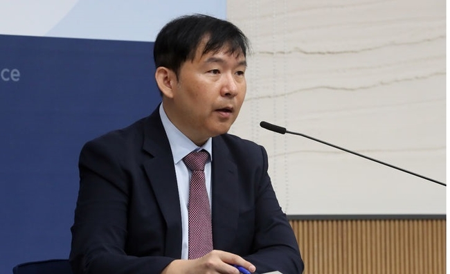  이승한 기획재정부 경제분석과장이 15일 세종시 정부세종청사에서 최근 경제상황은 국제유가 상승, 계절적 요인 등에 따른 월별 변동성은 있지만 물가상승세 둔화 기조가 유지되고 반도체 등 수출부진 완화, 소비심리 고용개선 흐름 지속 등으로 경기둔화 흐름이 일부 완화되는 모습이라고 밝히고 있다. (사진=뉴시스 제공)
