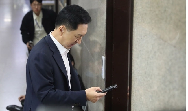 김기현 국민의힘 당 대표가 13일 오전 서울 여의도 국회 당대표실로 출근하고 있다. (사진=뉴시스 제공)