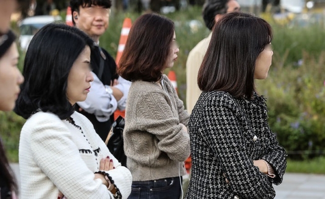 일교차 큰 가을 날씨가 계속되는 지난 11일 서울 종로구 세종대로에서 시민들이 출근길에 나서고 있다.(사진=뉴시스 제공)
