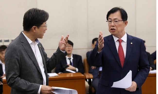 이만희 국민의힘 행정안전위원회 간사와 강병원 더불어민주당 행정안전위원회 간사가 지난달 20일 오후 서울 여의도 국회에서 열린 행정안전위원회 전체회의에서 중앙선거관리위원장 국정감사 기관증인 출석과 관련해 언쟁을 하고 있다.(사진=뉴시스 제공)