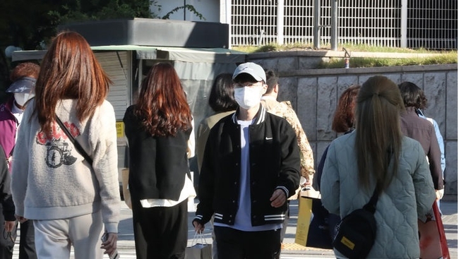 쌀쌀한 날씨를 보인 16일 오전 인천 남동구 터미널사거리에서 시민들이 횡단보도를 건너고 있다. 기상청은 아침 최저기온은 5~16도, 낮 최고기온은 18~23도의 분포로 낮과 밤의 기온차가 10~15도로 크겠다고 예보했다. (사진=뉴시스 제공)