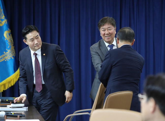 김대기 비서실장이 11일 서울 용산 대통령실 청사에서 열린 긴급 경제·안보 점검회의에 앞서 김규현 국정원장과 인사하고 있다.(사진=뉴시스 제공)
