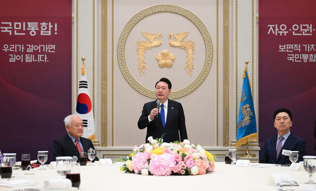 윤석열 대통령이 지난 17일 청와대 영빈관에서 열린 국민통합위원회 만찬에서 발언하고 있다. 왼쪽부터 김한길 국민통합위원장, 윤 대통령, 김기현 국민의힘 대표. (사진=대통령실 제공)