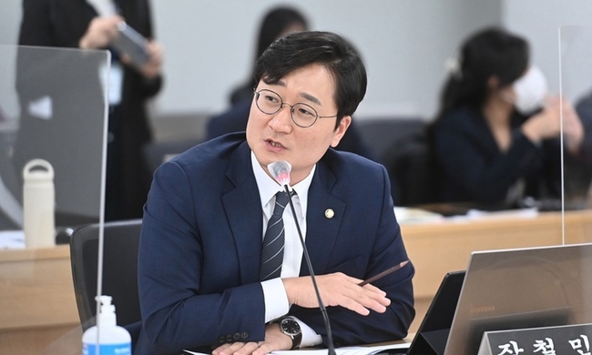 더불어민주당 장철민 의원이 지난 14일 경기도 수원시 영통구 경기도청에서 열린 국회 국토교통위원회의 경기도에 대한 국정감사에서 질의하고 있다.(사진=뉴시스 제공)